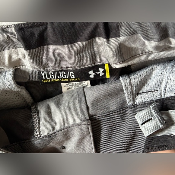 UNDER ARMOUR boys size large golf / casual shorts - Picture 3 of 5